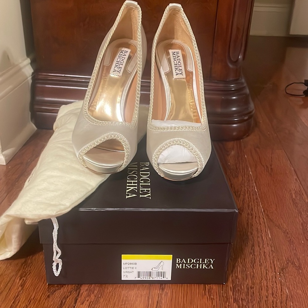Badgley Mischka ivory Satin Peeptoe Heels Size 7.5 NWT Lottie II